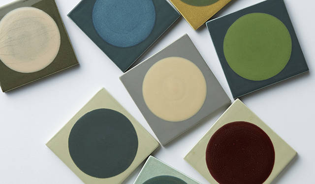 イギリスのタイル作家、ルブナ・チャウダリーによるハンドメイドのタイル。配色はすべてマーガレッ ト・ハウエルオリジナルカラー。タイル各1万1880円