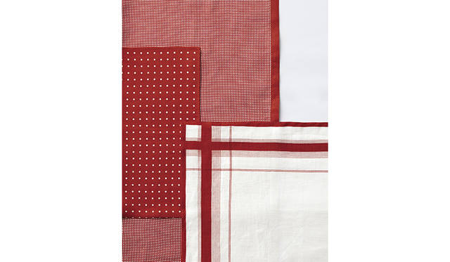 スタンダードな柄のハンカチも、赤になるだけでクリスマス気分に。ハンカチ各2700円