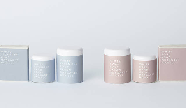 セットでプレゼントしたいボディプロダクト。ホワイトラベンダーとホワイトローズの2種ある香りは、いずれも数種の精油をブレンドしたオリジナル。端から中心に向かって、写真左よりソープ1944円、ハンドクリーム 2808円、ボディクリーム3456円、ボディクリーム3672円、ハンドクリーム3024円、ソープ2160円