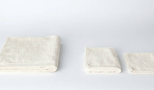 何度洗っても柔らかいと好評の、オリジナルのオーガニックコットンタオルは、日本国内のタオル工場にて仕上げまでこだわった逸品。左から、バスタオル7020円、フェイスタオル2700円、ハンドタオル1620円