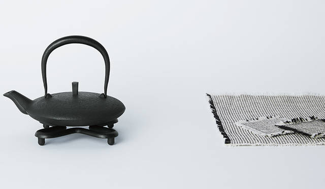 左から、南部鉄器をモダンに表現する岩手の空間鋳造による鉄瓶2万円、下に敷いているのは山形の鋳物ブランド、鋳心工房が手掛けた鍋敷き2700円、北アイルランドの伝統的な手法で作られた、モーン・テキスタイル社のプレイスマット7020円、コースター各2376円