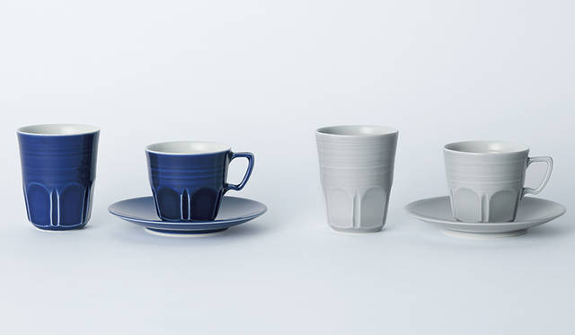 400年にわたり宇治でお茶にかかわる器を作っている窯元、朝日焼に別注したオリジナルの磁器シリーズ。ギフトにすれば、贈られた人の豊かなティータイムが目に浮かぶよう。カップ各 8640円、カップ＆ソーサー各1万6200円