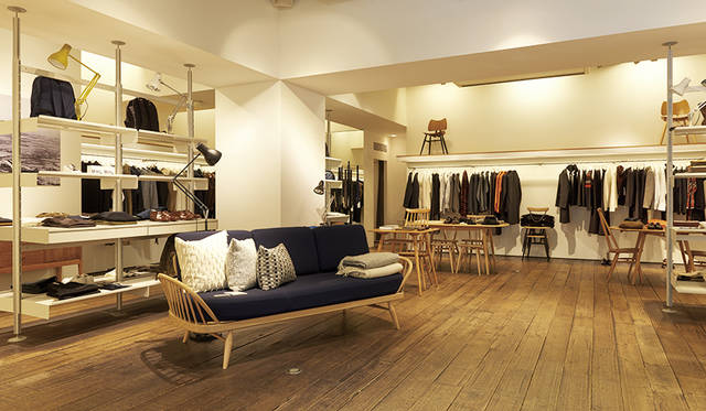 日本におけるフラッグシップショップである神南店をはじめ、コーヒースタンドを併設した「ショップ＆コーヒー」として人気を集める京都店や梅田店、そして神戸店、天神店など立地はさまざまながら、あえてひとつのコンセプトで統一した空間で展開するマーガレット・ハウエルの路面店。どこを訪れても一貫したフィロソフィを感じることができる。<br><br>イギリスを代表する建築家、W・ラッセルが設計を手掛けた神南店は、まさにブリティッシュモダンという表現が相応しい、コンテンポラリーかつ温かな空間。