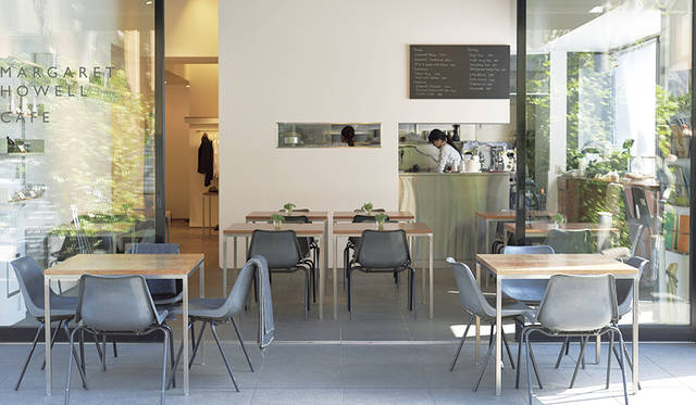 オープンエアのスペースが心地よいカフェでは、イギリスの伝統料理をアレンジしたフードや こだわりのセレクトが自慢のワイン、オリジナルの紅茶やコーヒーなどが味わえる。