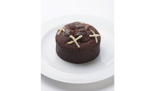 <strong>CHRISTMAS GINGER CAKE</strong><br><br>毎年恒例のジンジャーケーキの予約受付がスタート。スパイスたっぷりの味わいはこの時期だけのスペシャルなお楽しみ。<br><br>※詳しくはマーガレット・ハウエル カフェ各店舗までお問い合わせください。
