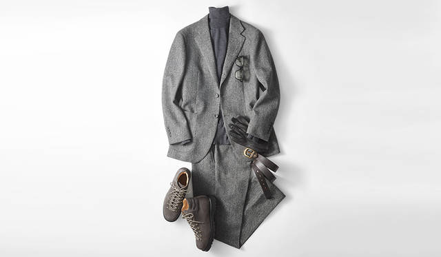 スーツの足元にさえコーディネイトできるのは、ドレスシューズ譲りの上品さがあるゆえ。ツイーディなスーツをタートルネックでドレスダウンさせた最旬の着こなしに、シックなグレースエードのブーツがぴったりだ。<br>靴4万3200円／リーガル（リーガルコーポレーション）、ジャケット7万1280円、パンツ2万4840円／ともにチェルッティ 1881（伊勢丹新宿店）、ニット3万6720円／ジョン スメドレー、グローブ5万2920円／デンツ（ともにリーミルズ エージェンシー）、メガネ3万240円／パイン（フォレストパイン・デザインラボ）、ベルト1万6200円／ユナイテッド ストゥディオ アーカイブ（ヴィレッジ PR）
