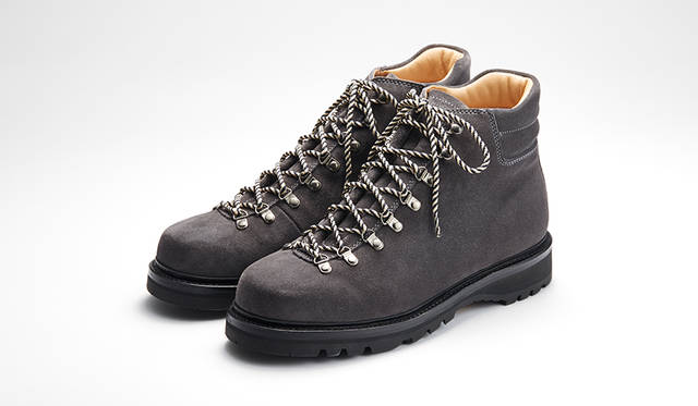 上質なドレスシューズを手掛ける国内自社工場で生産する、リーガルならではの本格マウンテンブーツ。グッドイヤーウエルテッド製法による質実剛健なつくりながら、街で快適に履ける仕様に設計。シックなグレースエードは上品スタイルに最適だ。各色限定100足。4万3200円