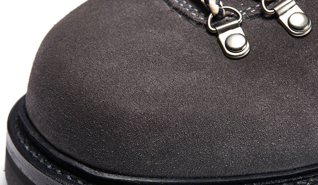 アッパーは発色の美しいスエードがドレスシューズにも採用される、イタリアのシャラダ社製スエード。キメが細かく、ベルベットのように繊細な表情とやわらかな肌触りを備える。グレー、ネイビー、ワインそれぞれのカラーは落ち着きがあり、上品な雰囲気を醸す。