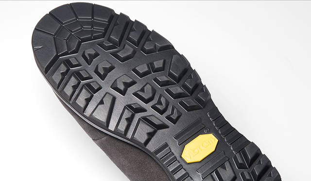 アウトソールにはイタリアのビブラム社製シエラソールを採用。アウトドアだけでなくインドアでも快適な歩行を約束するフレキシブルなソールであり、ファッションアイテムとして多彩なシーンで履きたいマウンテンブーツにはまさしく最適なパーツといえるだろう。
