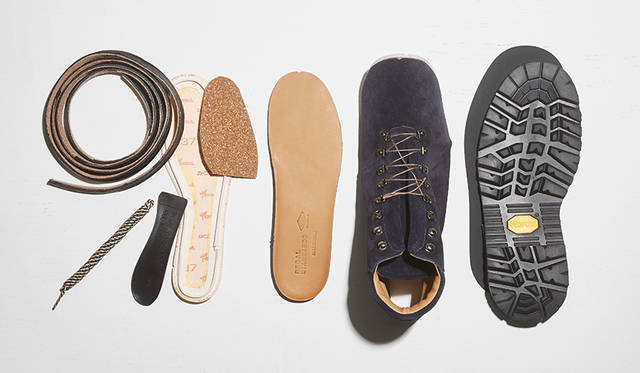 歩くにつれ内部のコルク材が足の形状に合わせて変形し、履き心地が向上するグッドイヤーウエルテッド製法を採用。アウトソールの張り替えも可能であり、その他の箇所のリペアにも対応してくれるので、リーガルのドレスシューズと同じように長く愛用できるはず。