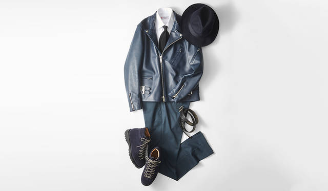 やや細身のフォルムでボリューム感が抑えられたマウンテンブーツは、いまどきなテーパードシルエットのスラックスにもマッチ。ネイビーで統一したライダーズブルゾンにタイドアップ、ハットという都会的なミックススタイルへも溶け込む。<br>靴4万3200円／リーガル（リーガルコーポレーション）、ブルゾン14万5800円／ジェームス グロース、シャツ3万8880円、タイ2万3760円／ともにターンブル＆アッサー（すべてヴァルカナイズ・ロンドン）、パンツ2万4840円／ソリード（タトラス ジャパン）、ハット11万8800円／ボルサリーノ（ボルサリーノ ジャパン）、ベルト2万3760円／ダッドクラウン（ティンク）