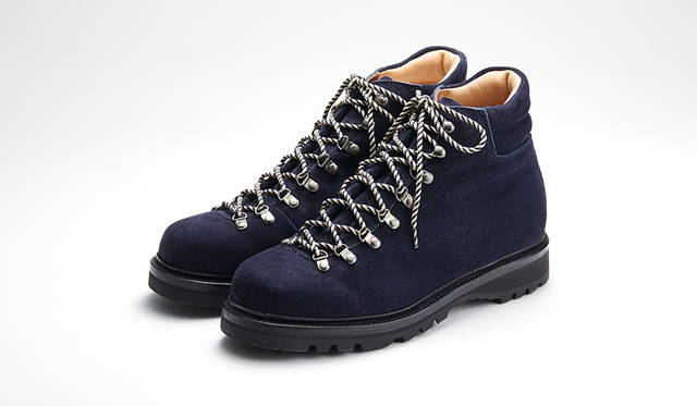 上質なドレスシューズを手掛ける国内自社工場で生産する、リーガルならではの本格マウンテンブーツ。グッドイヤーウエルテッド製法による質実剛健なつくりながら、街で快適に履ける仕様に設計。都会的なネイビーは多彩なスタイルに大活躍する。各色限定100足。4万3200円