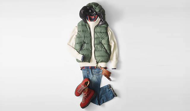 ジーンズにダウンベストという、アウトドアテイストの王道アメカジスタイル。マウンテンブーツにぴったりのコーディネイトだが、スマートな上品フォルムによって足元が無骨になりすぎず、街でも違和感なく履ける。落ち着きのあるワインカラーのスエードも大人らしいアクセントに。<br>靴4万3200円／リーガル（リーガルコーポレーション）、ダウンベスト6万6960円／デュベティカ（F.E.N.）、ニット4万5360円／コムアーチ（伊勢丹新宿店）、シャツ2万1600円／ブラームス（ワンダリズム）、デニム5万1840円／ケア レーベル（栄進物産）、ベルト4万1040円／ティベリオ フェレッティ（コマコ・オフィチーナ）