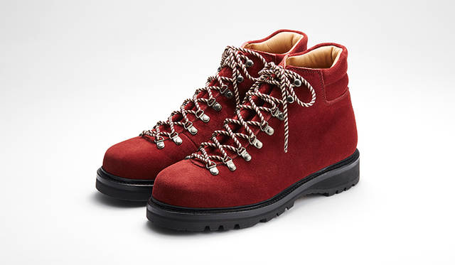 上質なドレスシューズを手掛ける国内自社工場で生産する、リーガルならではの本格マウンテンブーツ。グッドイヤーウエルテッド製法による質実剛健なつくりながら、街で快適に履ける仕様に設計。ワインカラーは落ち着きある大人のアクセントに。各色限定100足。4万3200円