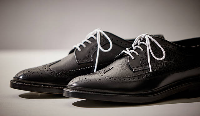 リーガルの新しい試みであるイヤーモデルの第一弾は、2種類のブラックレザーを随所で使い分けたロングウイングチップ。ホワイトのシューレースでモノトーンを表現し、都会的なモードテイストを演出。2016年1月1日より発売開始。限定300足。3万9960円