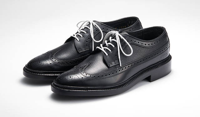 リーガルの新しい試みであるイヤーモデルの第一弾は、2種類のブラックレザーを随所で使い分けたロングウイングチップ。ホワイトのシューレースでモノトーンを表現し、都会的なモードテイストを演出。2016年1月1日より発売開始。限定300足。3万9960円