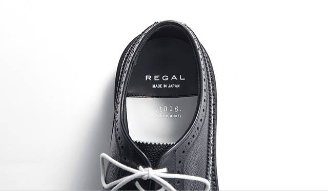 インソールにもシルバーで「2016 YEAR’S MODEL」の箔押しが施されたブラックとホワイトのレザーを用い、ハイコントラストのモノトーンを表現。なお、ブラックの交換用シューレースも付属されるので、交換すればビジネスシーンでも洒脱にコーディネイトできる。