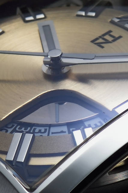 <strong>HiZ　2015-2016年<br />冬限定カラー「シャンパンゴールド」</strong><br />VY03-K15SD<br />ケース｜ステンレススチール<br />サイズ｜横38×縦46.5×総厚14mm（ガラス含む）<br />ムーブメント｜自動巻き（ETA2824ミナセカスタム）<br />仕様｜サイド＆裏蓋スケルトン（サファイアクリスタル）<br />ストラップ｜本ワニ革＋Dバックル仕様<br />防水｜5気圧（日常生活防水）<br />価格｜37万8000円