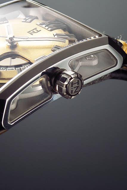 <strong>HiZ　2015-2016年<br />冬限定カラー「シャンパンゴールド」</strong><br />VY03-K15SD<br />ケース｜ステンレススチール<br />サイズ｜横38×縦46.5×総厚14mm（ガラス含む）<br />ムーブメント｜自動巻き（ETA2824ミナセカスタム）<br />仕様｜サイド＆裏蓋スケルトン（サファイアクリスタル）<br />ストラップ｜本ワニ革＋Dバックル仕様<br />防水｜5気圧（日常生活防水）<br />価格｜37万8000円