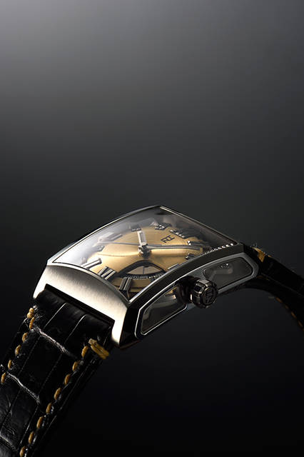 <strong>HiZ　2015-2016年<br />冬限定カラー「シャンパンゴールド」</strong><br />VY03-K15SD<br />ケース｜ステンレススチール<br />サイズ｜横38×縦46.5×総厚14mm（ガラス含む）<br />ムーブメント｜自動巻き（ETA2824ミナセカスタム）<br />仕様｜サイド＆裏蓋スケルトン（サファイアクリスタル）<br />ストラップ｜本ワニ革＋Dバックル仕様<br />防水｜5気圧（日常生活防水）<br />価格｜37万8000円