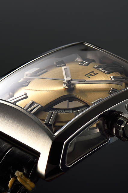 <strong>HiZ　2015-2016年<br />冬限定カラー「シャンパンゴールド」</strong><br />VY03-K15SD<br />ケース｜ステンレススチール<br />サイズ｜横38×縦46.5×総厚14mm（ガラス含む）<br />ムーブメント｜自動巻き（ETA2824ミナセカスタム）<br />仕様｜サイド＆裏蓋スケルトン（サファイアクリスタル）<br />ストラップ｜本ワニ革＋Dバックル仕様<br />防水｜5気圧（日常生活防水）<br />価格｜37万8000円