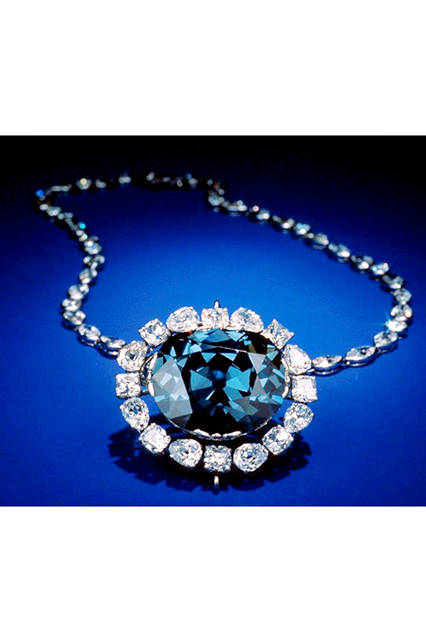 1668年よりフランス王室が所有し、代々受け継がれてきたことから「フレンチブルー」と呼ばれたブルー・ダイヤモンドは、数々の神秘的な伝説を持ち、そのストーリーも宝石の魅力を高めた。1949年に、このダイヤモンドを手に入れたハリーはその後、アメリカ国民への贈り物として「ホープ・ダイヤモンド」を、ワシントンD.C.のスミソニアン研究機構に寄贈