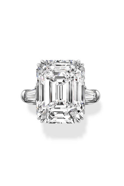 <strong>エメラルドカット・クラシック・リング</strong><br>素材｜プラチナ×ダイヤモンド（センターダイヤモンド 1.0ct台〜）<br> 価格｜265万円〜<br>