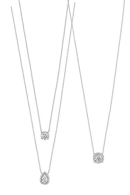 （写真左より）<strong>ラウンド・ソリティア・ペンダント</strong><br />素材｜プラチナ×ダイヤモンド（センターストーン 0.5ct台〜）<br />価格｜120万円台中心<br /><br /><strong>ペアシェイプ・マイクロパヴェ・ペンダント<br /></strong>素材｜プラチナ×ダイヤモンド（センターストーン 0.5ct台〜）<br />価格｜220万円台中心<br /><br /><strong>ベル・バイ・ハリー・ウィンストン・ペンダント</strong><br />素材｜プラチナ×ダイヤモンド（センターストーン 0.5ct台〜）<br />価格｜180万円台中心<br />