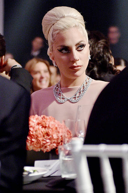 レディー・ガガの個性を、その輝きに映す「クラスター・イヤリング」と「クイーン・ダイヤモンド・ネックレス」