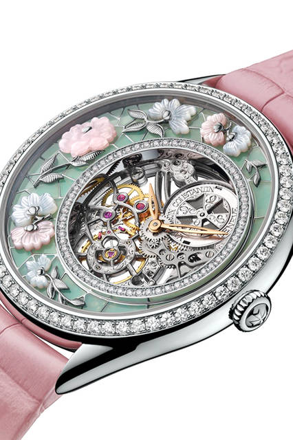 <strong>メティエ・ダール・ファブリュ・オーネマン・<br />中国エンブロイダリー</strong><br />ケース｜18Kホワイトゴールド（64個のダイヤモンドがセットされたベゼル、60個のダイヤがセットされたリング付き）<br /> 直径｜37mm<br /> 厚さ｜8mm<br /> ムーブメント｜手巻き（Cal.1003 SQRH2）<br /> ストラップ｜アリゲーター<br /> 防水｜3気圧<br /> 限定数｜20本（ヴァシュロン・コンスタンタン直営ブティックのみの販売）<br /> 価格｜1809万円<br />