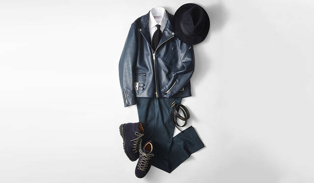 やや細身のフォルムでボリューム感が抑えられたマウンテンブーツは、いまどきなテーパードシルエットのスラックスにもマッチ。ネイビーで統一したライダーズブルゾンにタイドアップ、ハットという都会的なミックススタイルへも溶け込む。<br>靴4万3200円／リーガル（リーガルコーポレーション）、ブルゾン14万5800円／ジェームス グロース、シャツ3万8880円、タイ2万3760円／ともにターンブル＆アッサー（すべてヴァルカナイズ・ロンドン）、パンツ2万4840円／ソリード（タトラス ジャパン）、ハット11万8800円／ボルサリーノ（ボルサリーノ ジャパン）、ベルト2万3760円／ダッドクラウン（ティンク）