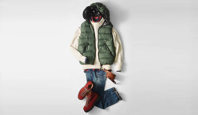 ジーンズにダウンベストという、アウトドアテイストの王道アメカジスタイル。マウンテンブーツにぴったりのコーディネイトだが、スマートな上品フォルムによって足元が無骨になりすぎず、街でも違和感なく履ける。落ち着きのあるワインカラーのスエードも大人らしいアクセントに。<br>靴4万3200円／リーガル（リーガルコーポレーション）、ダウンベスト6万6960円／デュベティカ（F.E.N.）、ニット4万5360円／コムアーチ（伊勢丹新宿店）、シャツ2万1600円／ブラームス（ワンダリズム）、デニム5万1840円／ケア レーベル（栄進物産）、ベルト4万1040円／ティベリオ フェレッティ（コマコ・オフィチーナ）