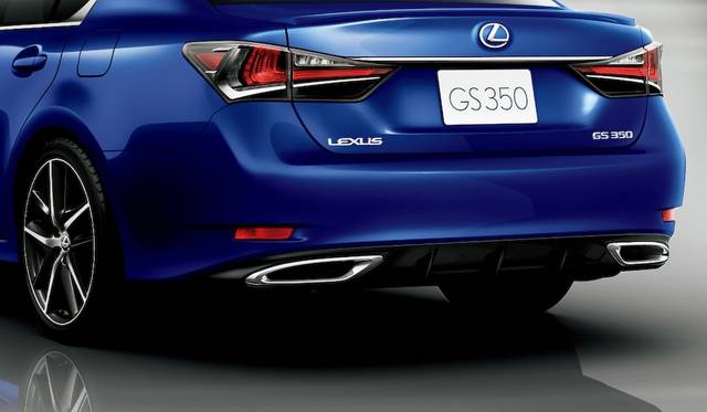 F SPORT専用のリアバンパー