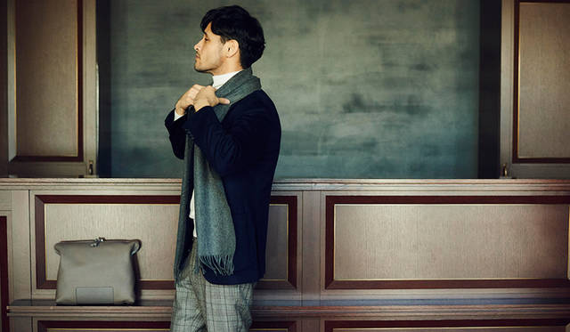 パンツ3万8880円／インコテックス、ジャケット33万3720円／ベルヴェスト、ニット8万6400円／クルチアーニ、ストール2万3760円／ジョンストンズ、チーフ4320円／フェアファクス、バッグ7万3440円／ボナストリ（すべてジャケットリクワイヤード 表参道店）