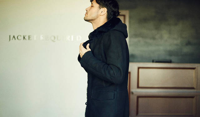 コート29万1600円／エンメティ、ニット2万4840円／インバーアラン、デニム4万2120円／ケア レーベル、ソックス3780円／フィルメランジェ、靴5万1840円／フィリップ モデル（すべてジャケットリクワイヤード 表参道店）