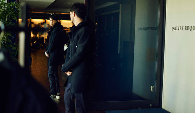 コート29万1600円／エンメティ、ニット2万4840円／インバーアラン、デニム4万2120円／ケア レーベル、ソックス3780円／フィルメランジェ、靴5万1840円／フィリップ モデル（すべてジャケットリクワイヤード 表参道店）