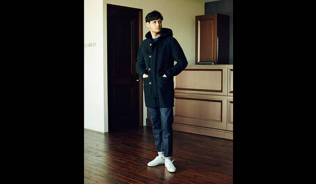 コート29万1600円／エンメティ、ニット2万4840円／インバーアラン、デニム4万2120円／ケア レーベル、ソックス3780円／フィルメランジェ、靴5万1840円／フィリップ モデル（すべてジャケットリクワイヤード 表参道店）