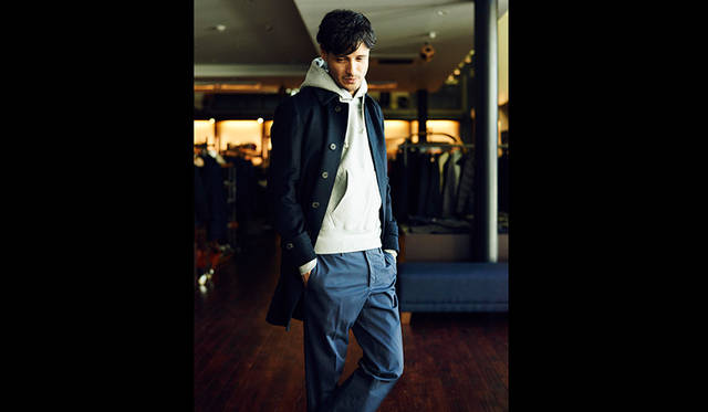 コート23万2200円／ヘルノ、パーカ1万7280円／チャンピオン、パンツ3万6720円／インコテックス（すべてジャケットリクワイヤード 表参道店）