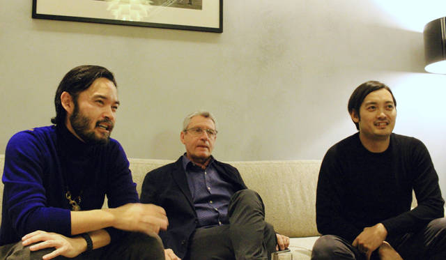 伊勢丹新宿店メンズ館8Fの「THE GALLERY by CHALIE VICE」を訪れた、ザ・イノウエブラザーズの井上聡さん、アロンゾ・ブロンコスさん、井上清史さん