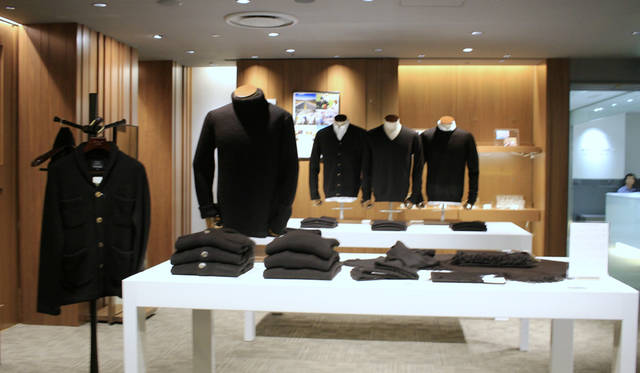 伊勢丹新宿店メンズ館8Fのレジデンスで展開されている、ザ・イノウエブラザーズが手がけたブラックアルパカのニットアイテム