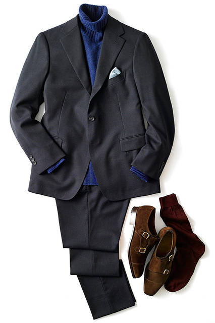 タートルネックをさらりと合わせ、ネイビーのトーンでまとめたジャケットスタイルは、シンプルながらも秋冬らしい素材感でまとめている。「起毛感のあるダブルモンクはオンオフ使えるアイテム。ボルドーのソックスをちら見せして遊びココロを加えています」 <br><br> スーツ9万5000円、タートルネックニット1万6000円(ともにエディフィス)　シューズ15万円(エドワード グリーン)　ソックス3200円(ブレッシアーニ)