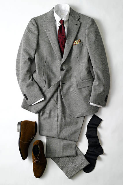 「白と黒の千鳥格子なだけに、インも白いニットで統一感を。ただワントーンは寂しげに見えがちなので、BEGG&CO.,の上質なストールを差し色に使いました」足元はローファーで抜け感を。シックな着こなしは”がんばってる感”を出さない着こなしがセオリー。<br><br>スーツ9万円(エディフィス)　ニット3万4000円(ジョン スメドレー)　シューズ7万4000円(コーランクール)　マフラー1万6000円(ベグ＆コー)　グローブ2万8000円(デンツ)　ソックス1000円(ハリソン)