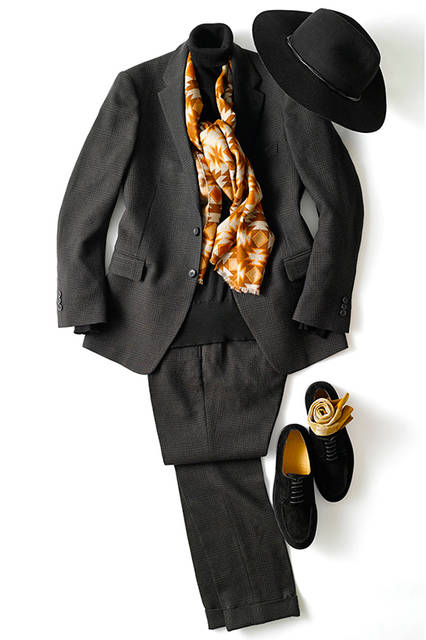 今季らしいブラウンとブラックの組み合わせが新鮮な印象に。「松下さんのつくるツィード調のブラウンは、まんまカントリーではなく、都市の中の公園くらいが似合いそう。黒のスウェードシューズやハットで、東京っぽさを残しました」。インナーはタートルネックのニット。<br><br>スーツ10万円、ストール1万7000円(ともにエディフィス)　ニット3万4000円(ジョン スメドレー)　ハット2万1000円(アーテ・クルール フォー キジマタカユキ)　シューズ4万6000円(ハードリッジ)　ソックス3500円(ブレッシアーニ)