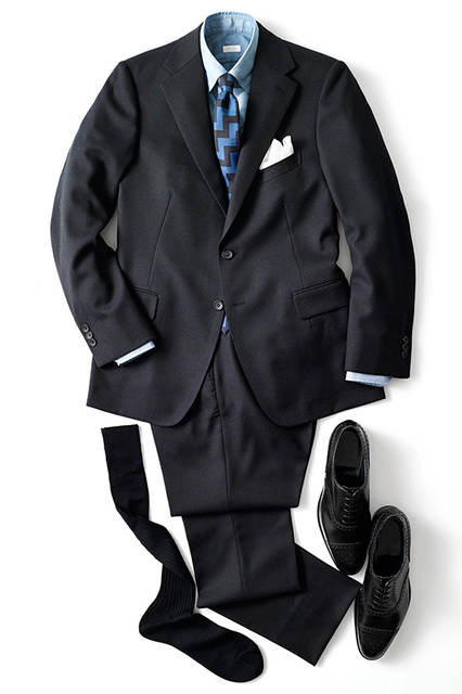 「生地に主張のあるスーツなので、完全なビジネススタイルにははまらないかなと思ったので、ネクタイで力強さを出したいなと思いました。仕事でも通用する清潔感を出しつつ、気持ちカジュアルにまとめています」。スーツにあえてのB.D.シャツも粋なチョイス。<br><br>スーツ9万5000円、シャツ1万3000円、タイ9000円、チーフ3000円(すべてエディフィス)　シューズ14万6000円(エドワード グリーン)　ソックス1200円(ハリソン)