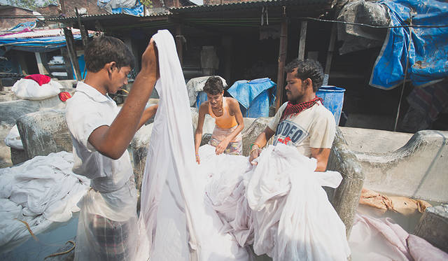 TO SEE：ムンバイ建築を見に訪れたいふたつの注目エリア<br>これもムンバイ名物のひとつ“洗濯おじさん”