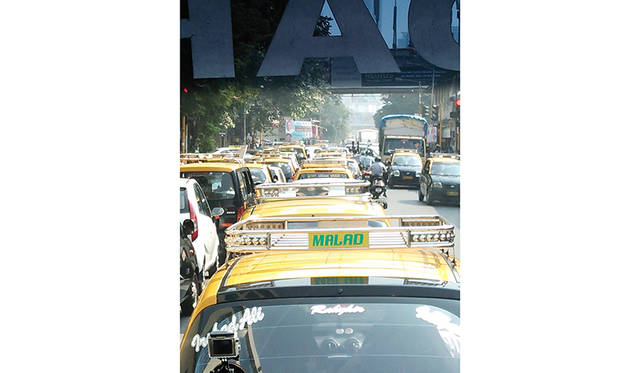 TO SEE：ムンバイ建築を見に訪れたいふたつの注目エリア<br>ムンバイ名物の渋滞も活気ある街の風景のひとつ