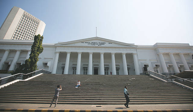 TO SEE：ムンバイ建築を見に訪れたいふたつの注目エリア<br>英国植民地時代に、英国の威厳を示すために作られた白亜のグレコローマン様式の建築、「アジアティック・ソサエティ・オブ・ムンバイ（現・ムンバイ図書館）」