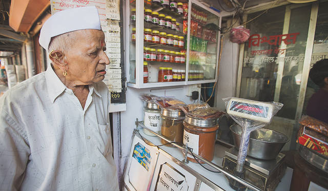 TO BUY：ムンバイで外せないショッピングスポットは？<br>素顔のムンバイを見るならスパイス店が並ぶ「チワダ・ガリ」へ