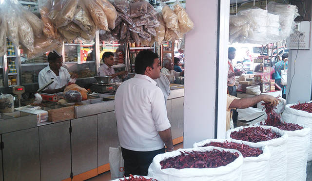 TO BUY：ムンバイで外せないショッピングスポットは？<br>生活に必要な品、生鮮品が売られるマーケットの一角に、香辛料を扱う店が立ち並ぶ路地がある。そこが「チワダ・ガリ」