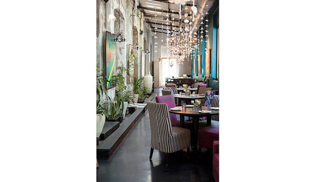 TO BUY：ムンバイで外せないショッピングスポットは？<br>「グッドアース」では、クッションやテーブルクロスといったファブリックアイテムから、食器、キャンドル、コスメなどライフスタイルグッズ全般が揃う